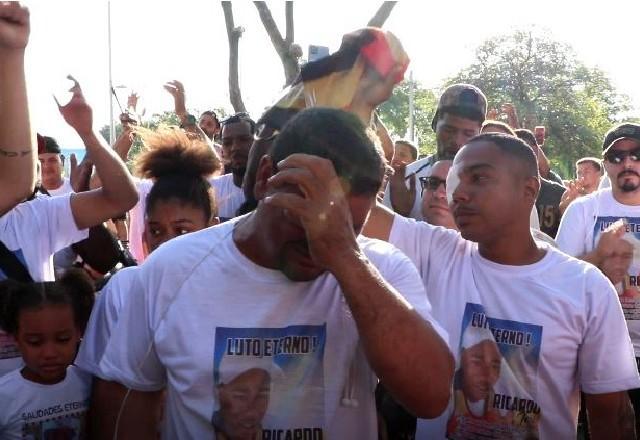 Mototaxista morto durante operação no Rio é enterrado