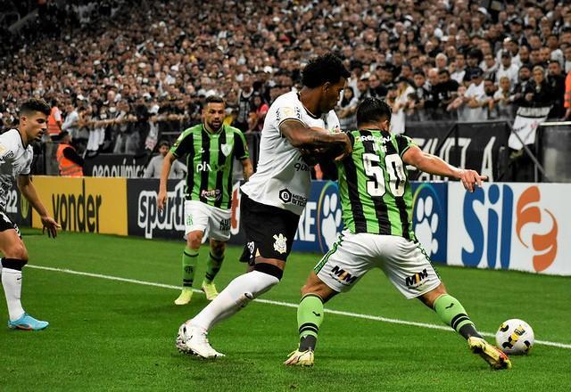 Corinthians empata com América-MG em casa e perde liderança do Brasileirão