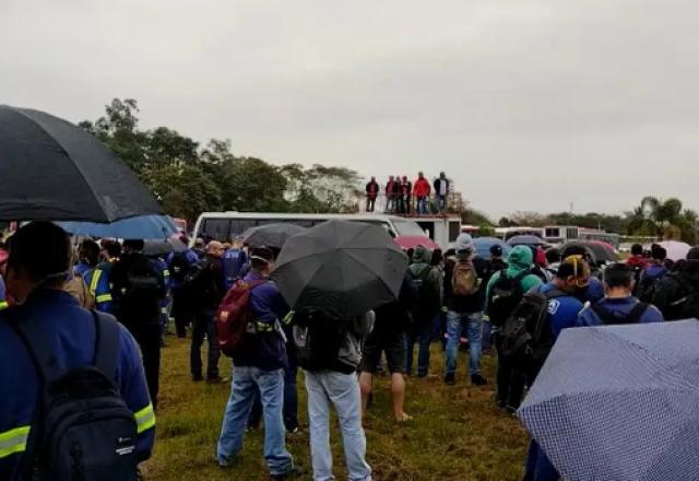 Trabalhadores da Gerdau, em Pindamonhangaba (SP), cruzam os braços