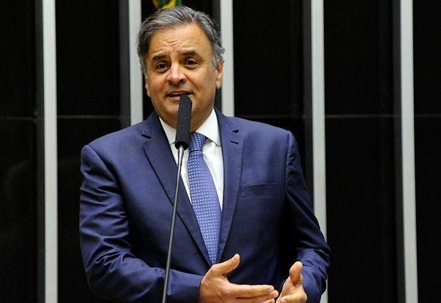 Lula afirma que PSDB "acabou", e Aécio Neves rebate