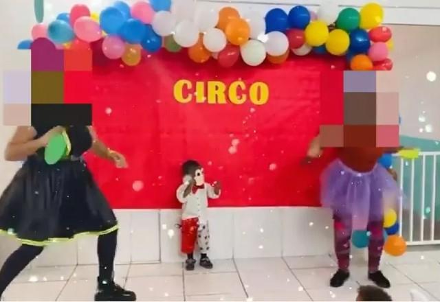 Mãe acusa escola de racismo após filho negro ser fantasiado de macaco