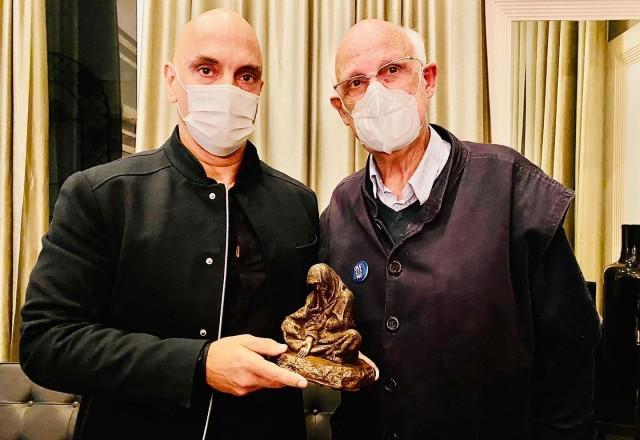 Padre Julio Lancelotti presenteia Alexandre de Moraes com "Jesus das ruas"