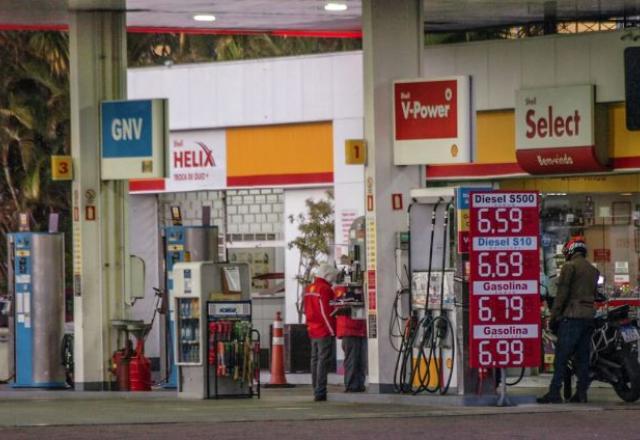 Saiba quanto a gasolina cairia em cada estado com a redução de impostos