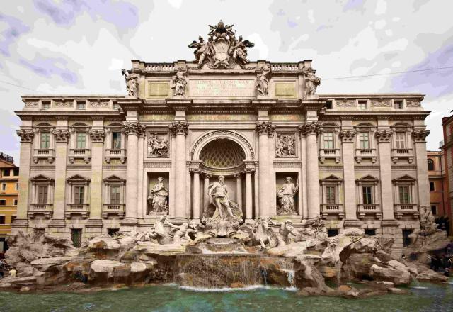 Homem recebe multa após tomar banho em Fontana di Trevi