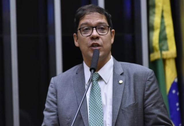 Deputado coleta assinaturas para instalação da CPI da Petrobras na Câmara