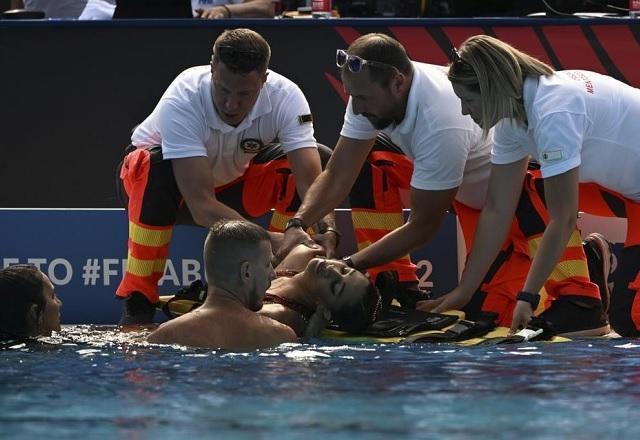 Técnica faz resgaste dramático de nadadora que desmaiou na piscina