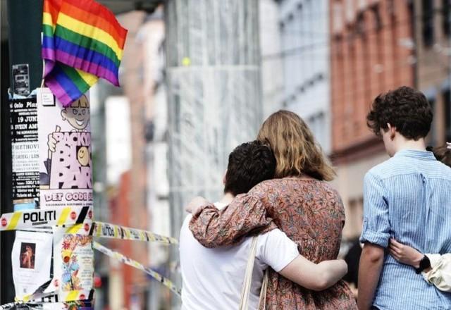 Atirador mata duas pessoas e fere 21 em bar gay na Noruega