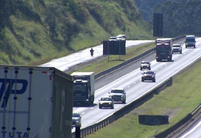 Carestia faz cada vez mais consumidores abastecerem carro aos poucos