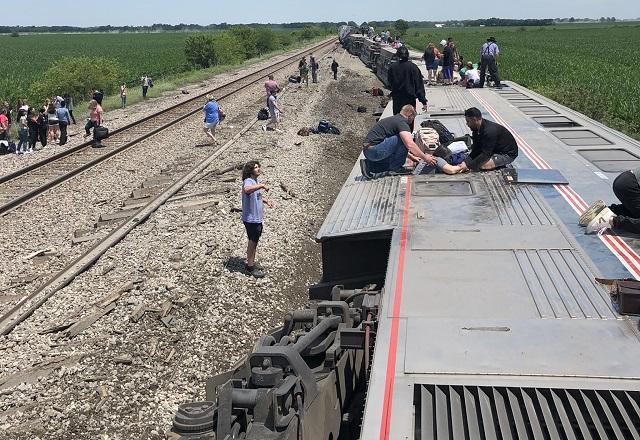 Trem descarrila com 243 passageiros e 12 tripulantes a bordo nos EUA