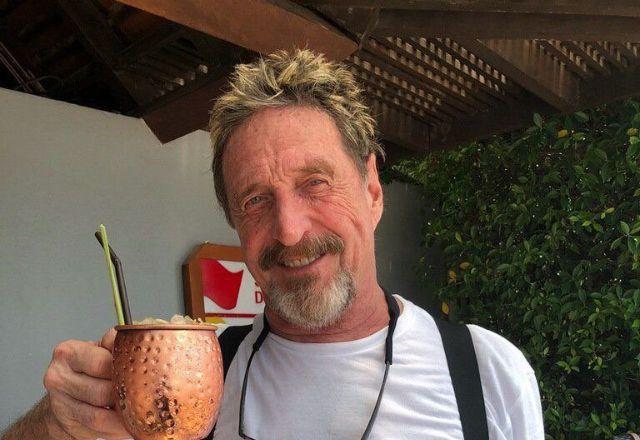 Após um ano de sua morte, corpo de John McAfee segue no necrotério