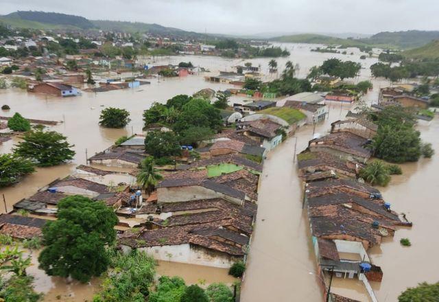 Chuvas causam alagamento, crateras e interrupções em pistas em Alagoas