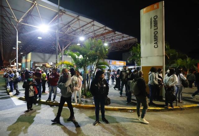 Protesto de motoristas bloqueia terminal Campo Limpo em SP