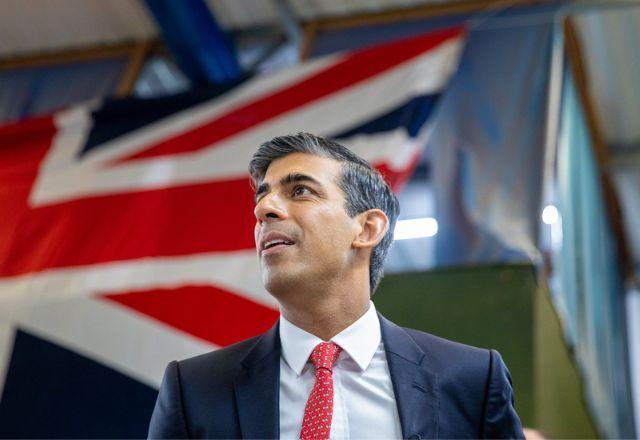 Rishi Sunak segue como favorito para assumir cargo de premiê britânico