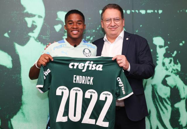 Endrick completa 16 anos e assina primeiro contrato com o Palmeiras