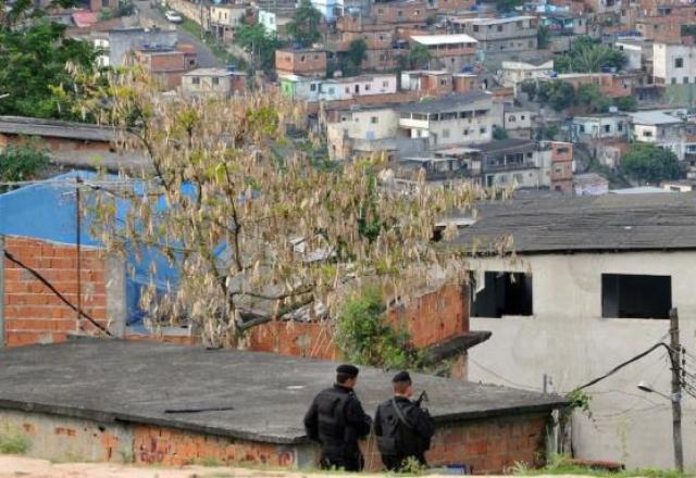 Policiais do Bope são encurralados por bandidos, no Complexo do Alemão