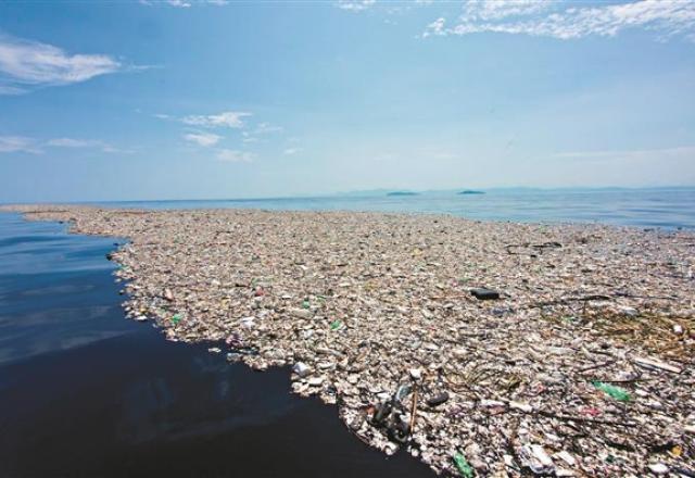 Toneladas de lixo são retiradas de "Ilha de plástico" do Pacífico