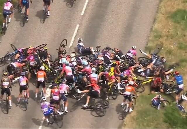 Tour da França tem acidente com dezenas de ciclistas; assista