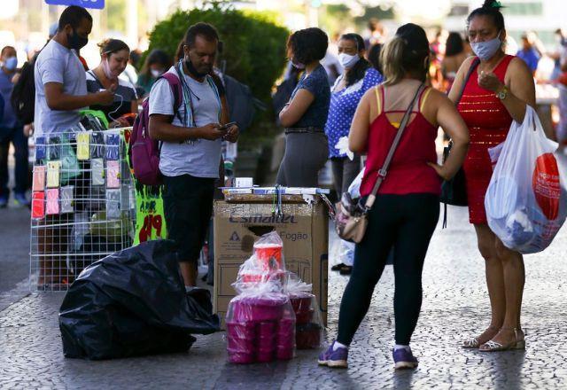 Intenção de consumo avança e mercado de trabalho fica positivo em julho