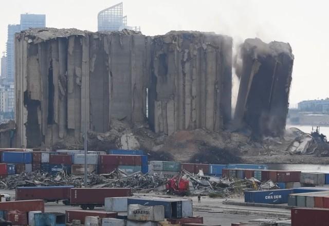 Silos voltam a desabar no porto de Beirute dois anos após explosão