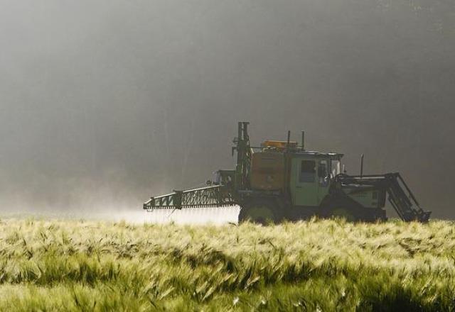 Governo reduz taxa de importação do glifosato, um herbicida polêmico