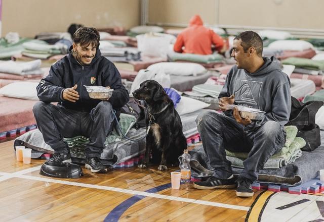 Canoas (RS) fornece abrigo para pessoas em situação de rua e seus pets