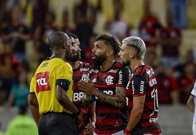 Flamengo x Athletico-PR: STJD  aceita denúncia contra Gabigol e Arrascaeta