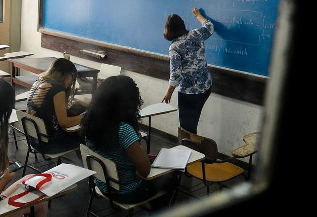 4 a cada 10 alunos da rede pública sofrem com falta de professores