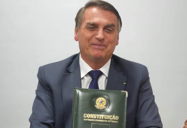 Bolsonaro volta a ironizar atos e cartas pela democracia