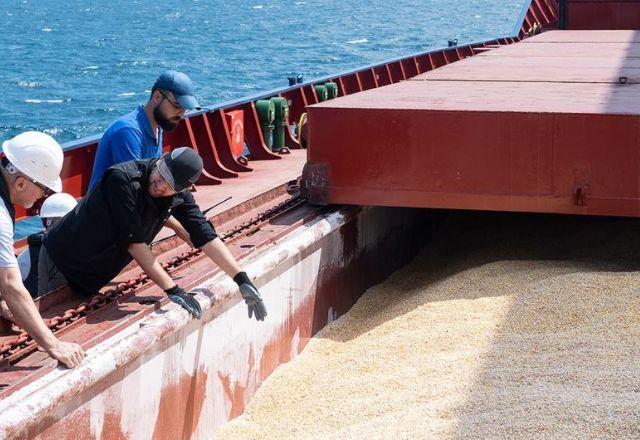 Primeiro navio humanitário da ONU zarpa de porto ucraniano