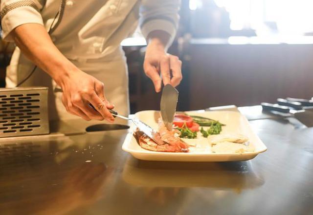 No Brasil, nem metade dos restaurantes doa comida que sobra