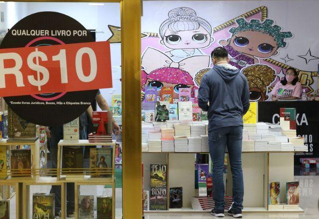 Fluxo em lojas de rua e shoppings continua abaixo do pré-pandemia