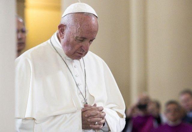 Papa Francisco apela por paz na Ucrânia e diz que guerra é "loucura"