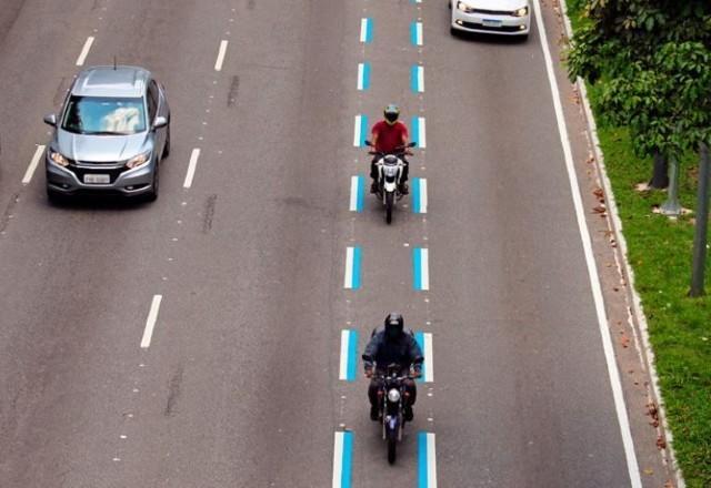 Avenida dos Bandeirantes: faixa azul começa ser instalada em via de SP