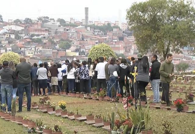 Amigo de ator mirim é enterrado sob comoção em SP