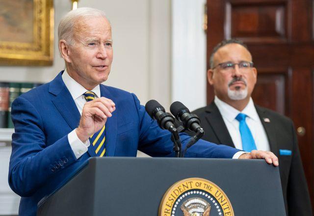 Aprovação de Biden chega a 44% e registra maior taxa em um ano