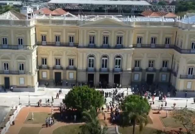 Após quatro anos do incêndio, Museu Nacional reinaugura fachada e jardim