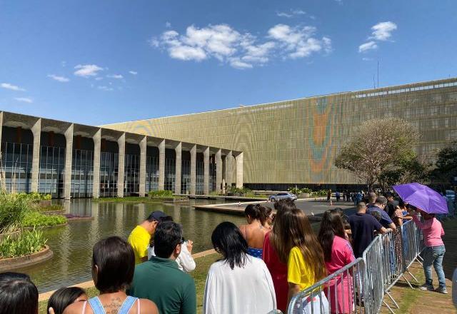 Público enfrenta fila e forte calor para ver coração de Dom Pedro I