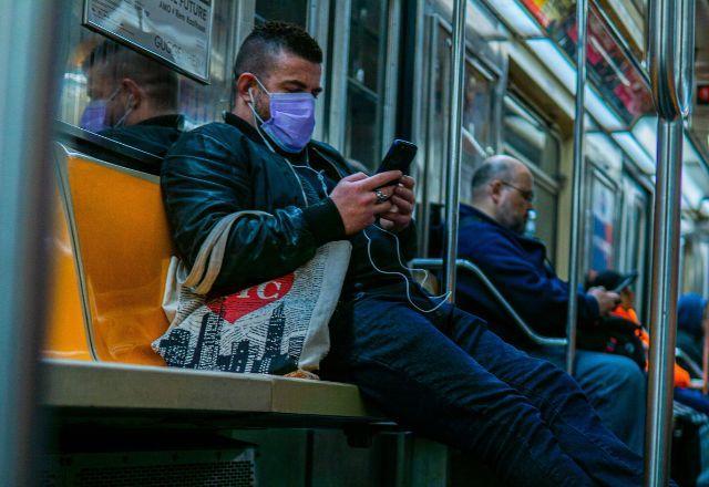 NY suspende obrigatoriedade de máscara em transporte público