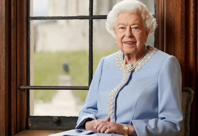 Rainha Elizabeth II é colocada sob supervisão médica