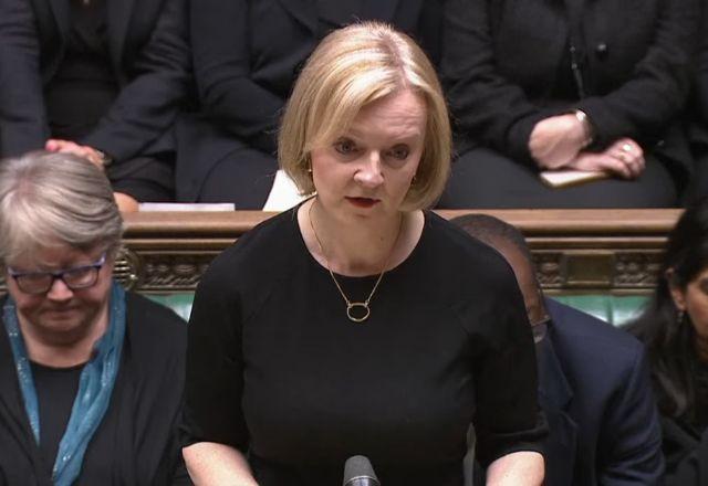 Na Câmara dos Comuns, Liz Truss presta homenagem à Elizabeth