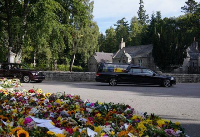 Cortejo da Rainha Elizabeth II chega à capital da Escócia