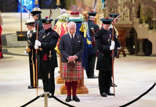 Corpo da rainha Elizabeth II é velado na Escócia