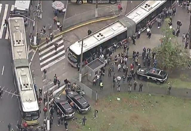 Trabalhadores bloqueiam terminal de ônibus no Centro de SP