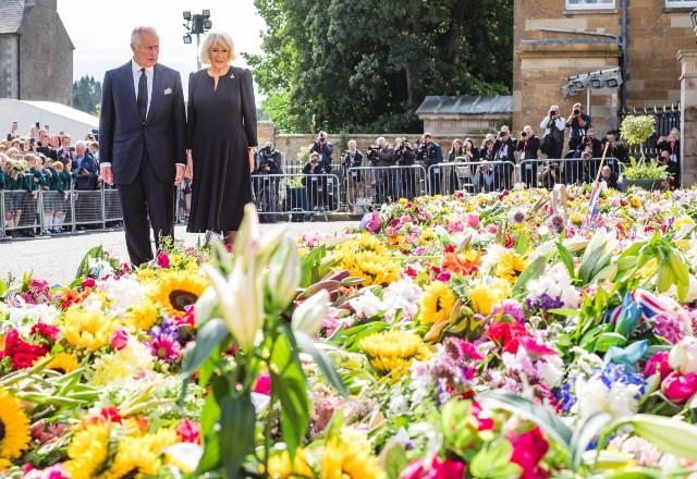 Charles III chega à Irlanda do Norte antes de retornar a Londres