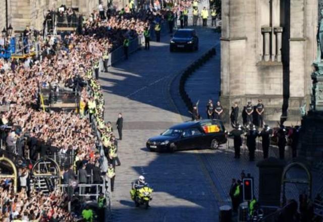 Caixão da rainha Elizabeth II deixa a Catedral de Saint Giles