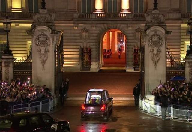 Caixão com o corpo da rainha Elizabeth II chega ao Palácio de Buckingham