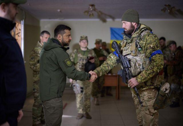 Zelensky faz visita à região de Kharkiv e comemora recuo russo em Izyum