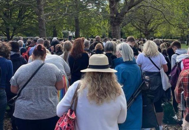 Fila para ver caixão da rainha Elizabeth II ficará fechada por 6 horas