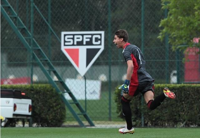 Novo Ceni? Goleiro do sub-20 do São Paulo faz gol de falta, e lance viraliza