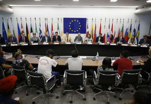 Povo Karipuna entrega "carta de socorro" à representantes da UE